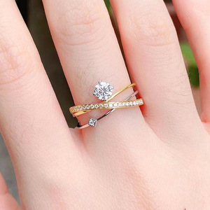 Anello di Fidanzamento da Donna T0404 in Oro Massiccio 18K con Diamante Taglio Brillante Rotondo Colore D Naturale e Diamanti Laterali - Product Image 3