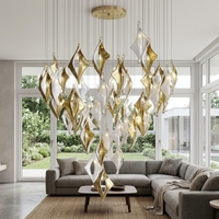Firelux développe une escalier luxueux haut de gamme pour hôtel-villa avec un lustre en forme de diamant doré et blanc.