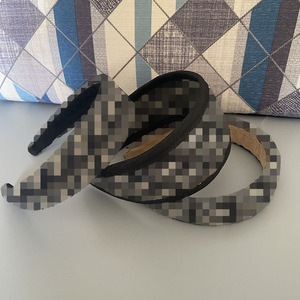 Vente en gros de bandeaux de créateur de luxe pour femmes européennes et américaines avec impression de LOGO de marque célèbre, bandeaux larges et plats en tissu rembourré avec éponge - Product Image 4