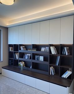 رف كتب عصري بسيط من MDF مع 3 أرفف قابلة للتعديل وارتفاع قابل للضبط ولوحة خلفية وضمان لمدة 3 سنوات - لغرفة المعيشة والمكتب المنزلي - Product Image 1