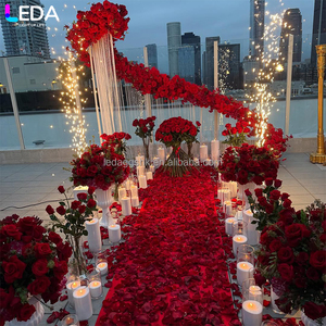 Arche de mariage en fer forgé en forme de S avec roses, toile de fond métallique personnalisée LEDA - Product Image 1