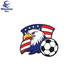 Emblema Iconico dell'Equipe Meishan con <span class=keywords><strong>Aquila</strong></span>, Stemma con Colori Rosso Bianco Blu, Design Dinamico, Distintivo da Collezione, Regalo per Tifosi Sportivi - Product Image 4