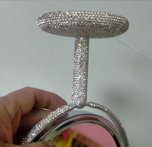 Espejo Redondo Metálico de Doble Cara con Rotación de 360 Grados y Juego de Cepillos para el Cabello con Decoración de Incrustaciones de Diamantes Hechas a Mano - Product Image 4