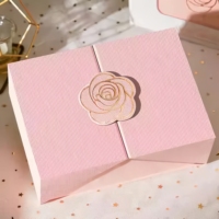 Boîte cadeau rigide de luxe avec fermeture magnétique, structure en carton texturé, finition à chaud pour bijoux, cosmétiques, emballage cadeau