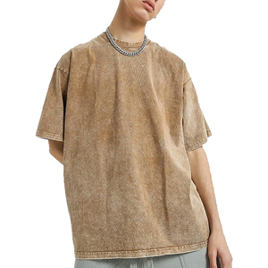 T-shirt Olive Acid Wash en coton épais à manches courtes pour homme, avec variation de tons terreux et un style vieilli inspiré, un essentiel. - Product Image 3