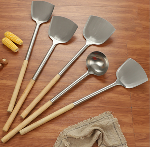 Utensilios de cocina de acero inoxidable para restaurante DFT1115 con espátula de mango de madera y volteador para freír con mango de madera - Product Image 2