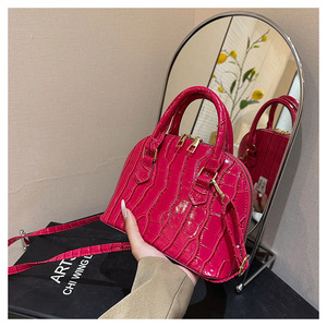 <span class=keywords><strong>Sac</strong></span> <span class=keywords><strong>à</strong></span> bandoulière en cuir PU imperméable pour femme, motif alligator, forme coquille, avec chaînes et fermeture éclair - Product Image 3