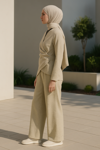 Conjunto de Dos Piezas para Mujer Musulmana Modesta YXO025, Color Beige Texturizado, Top Cruzado y Pantalones Anchos, ODM, Bufanda de Rayón Lugid - Product Image 3