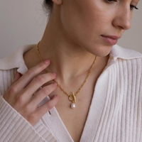 Collier chaîne trombone en or PVD 18 carats délicat avec fermoir OT et pendentif perle d'eau douce, bijou minimaliste pour femme au quotidien