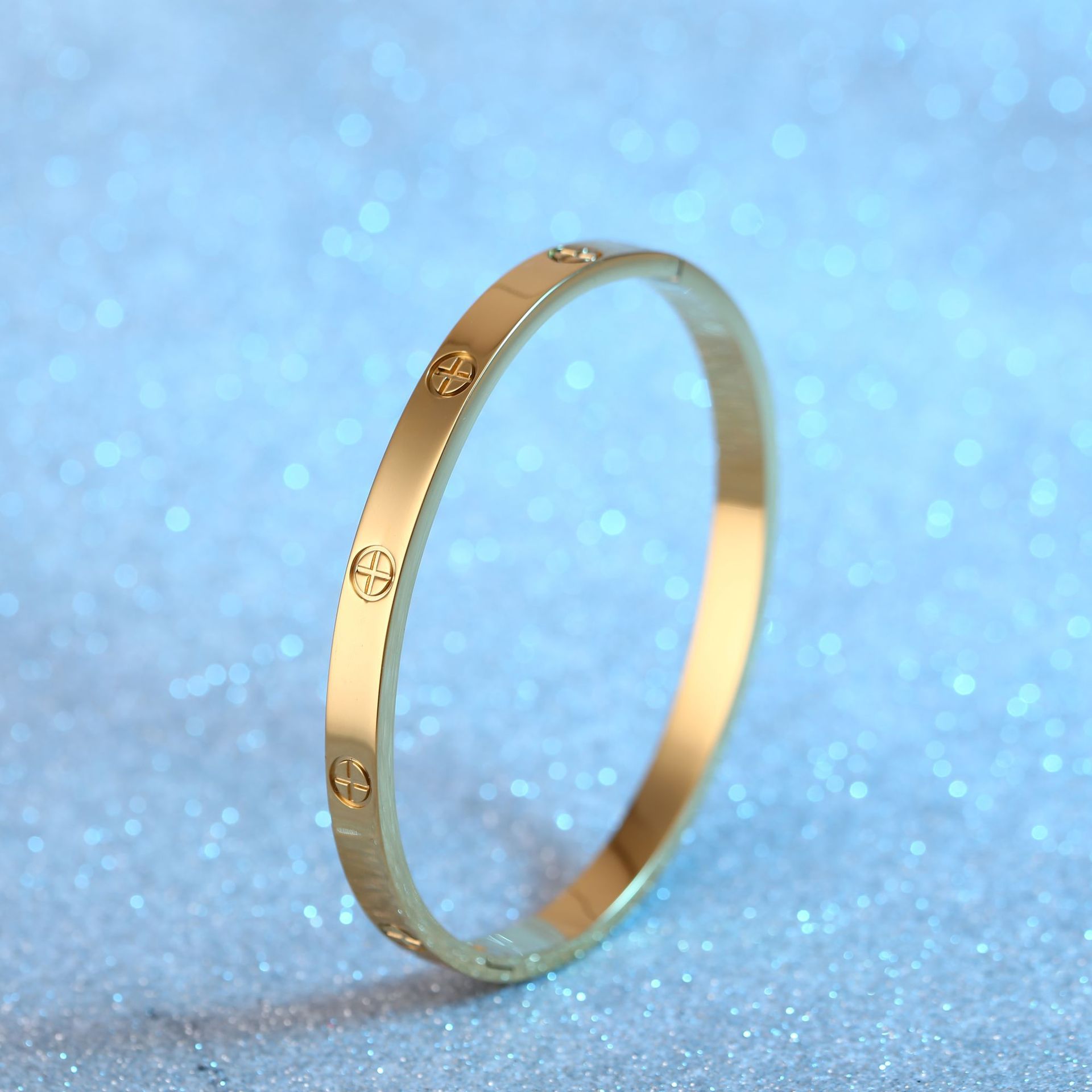 Croix dorée pour femme
