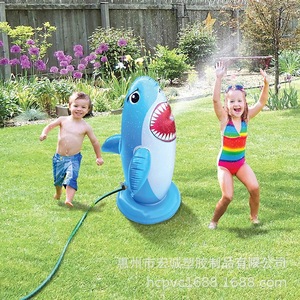 Tiburón inflable de 45 cm con rociador de agua, juguete de PVC para jardín y exteriores para niños. - Product Image 1