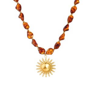 Collana con Perle Acriliche Ambrate Autunnali, Pendente a Girasole in Acciaio Inox Placcato Oro 18K, Design Trendy con Pietre Naturali - Product Image 5
