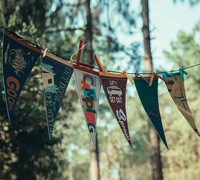 Nouvelle conception 2022 – Drapeaux à main en guirlande en gros, fanions triangulaires personnalisés en feutre, bannières en feutre, fanions en feutre doux cardé