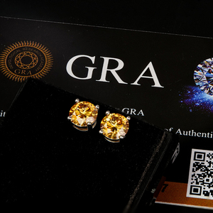 Clásicos Pendientes de Plata 925 para Mujer con Moissanita de 5mm/6.5mm, Corte Brillante, Engaste GRAClaw, Bañados en Oro, Color Champán - Product Image 1