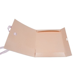 Enveloppe de mariage de luxe rose en gros avec logo en feuille d'or gaufré et ruban - Product Image 4