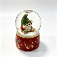 Globe à neige en résine, gnome de Noël, globe à eau peint à la main, base rouge, motif cadeau, ornement de table, décoration de maison pour les fêtes