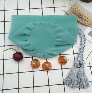 Pochette de maquillage en velours à cordon de serrage avec logo brodé personnalisé, fond rond - Product Image 4