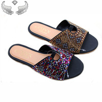 Nouvelles sandales plates pour femmes, décorées de strass colorés, ceinture tendance colorée, chaussures décontractées d'extérieur, tongs de plage