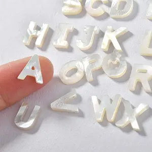 Kişiselleştirilmiş doğal kabuk anne inci A-Z harfler toptan Charms kolye DIY takı yapımı için