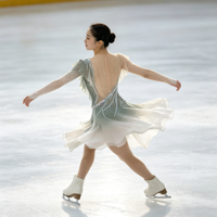Robe de patinage artistique asymétrique vert sauge dégradé, dos ouvert, en maille ornée de strass, pour concours de danse sur glace