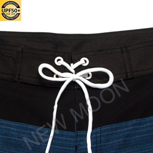 Short de bain personnalisé en polyester pour homme avec protection solaire, deux œillets et poches arrière - Product Image 5
