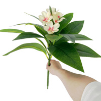 Buket Bunga Frangipani Buatan Tangan Ramah Lingkungan Realistis dengan 5 Tangkai untuk Dekorasi Meja Ruang Tamu