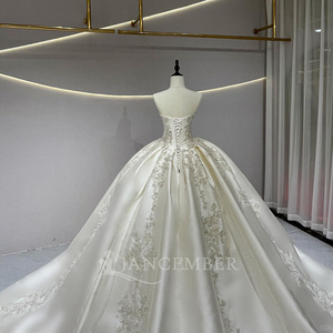 Vestido de Novia JFH11 Exclusivo con Cuello Barco, Satén, Bordado y Encaje - Product Image 4