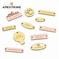 APEX Factory Étiquette métallique gravée en 3D personnalisée, avec logo et design de marque, avec trou de fixation, emblème découpé, OEM ODM, pour vêtements et sacs