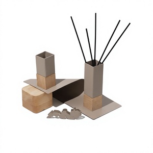 Diffuseur de parfum moderne en métal avec base en bois, support décoratif pour diffuseur, accessoire d'aromathérapie minimaliste pour la décoration intérieure - Product Image 1