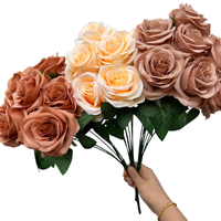 Dekorative 7-Köpfige Seidenrosen-Bouquet Künstliche Blumen Umweltfreundlich Echt Aussehend für Innenräume Chinesisches Neujahr Weihnachten Abschlussfeier