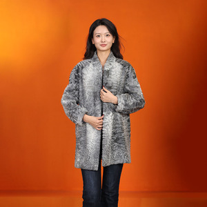 Cappotto <span class=keywords><strong>di</strong></span> <span class=keywords><strong>pelliccia</strong></span> <span class=keywords><strong>persiano</strong></span> Slim Swakara-Astrakan da donna Broadtail in pelle <span class=keywords><strong>di</strong></span> agnello Karakul <span class=keywords><strong>grigio</strong></span> naturale - Product Image 4