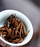 Thé Dianhong Aiguille d'Or du Yunnan, disponible en détail ou en gros, idéal pour offrir ou pour la consommation quotidienne, Jinjumei