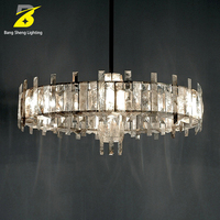 Lustre en cristal avec structure métallique foncée pour salle à manger de luxe, hôtel haut de gamme, luminaire suspendu circulaire en pierre brute