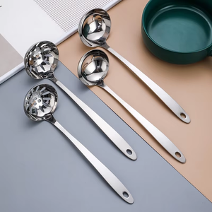 Cuillère de cuisine en acier inoxydable à long manche, louche à soupe durable avec trou de suspension pour usage en cuisine et <span class=keywords><strong>restaurant</strong></span> - Product Image 5