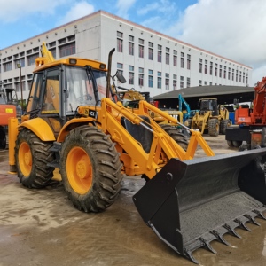 Chargeuse sur pneus JCB 4CX d'occasion, modèle 2021, moteur Cummins, pompe Denison, charge nominale de 9 tonnes, godet à dents jaunes, quatre roues motrices - Product Image 1