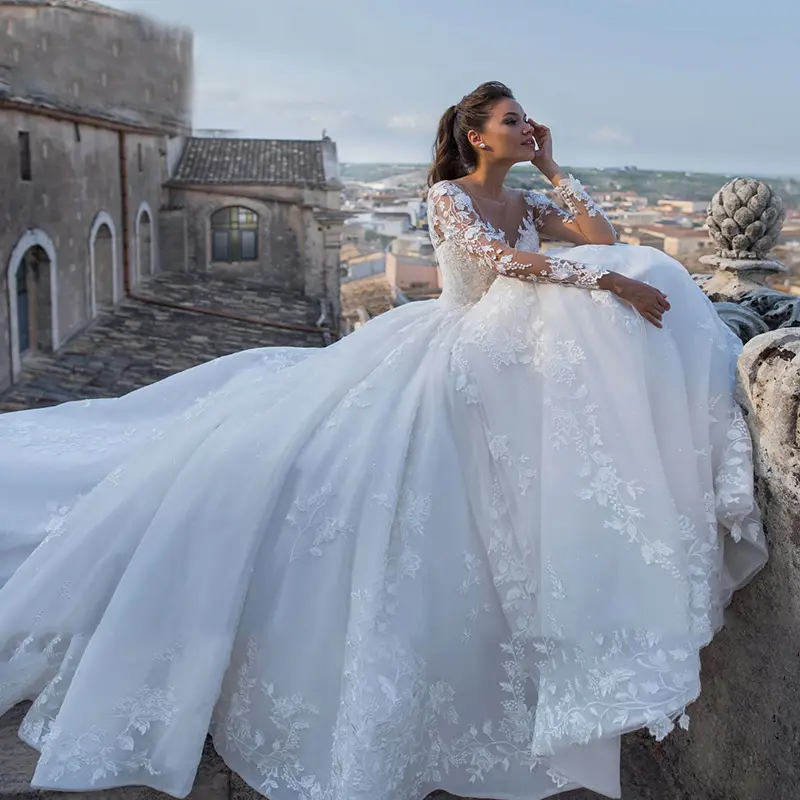 Customized high quality sexy fashion big tail wedding dress 2022 hot new white lace romantic luxury long sleeve wedding dress