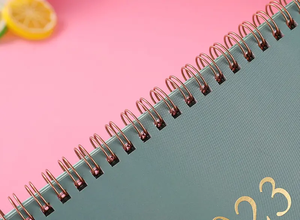 Lịch Để Bàn Tùy Chỉnh Giá Xuất Xưởng Lịch Xoắn Ốc 365 Ngày In CMYK Đủ Màu Dây Chữ O - Product Image 6