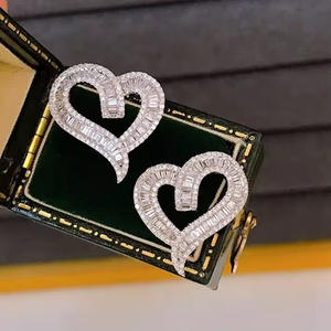 Eleganti Orecchini con Diamanti Taglio Cuore in Oro Bianco, Stile Romantico da Sposa, Diamanti Naturali Colore D - Product Image 3