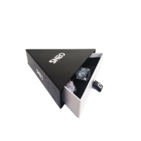 Boîte à parfum triangulaire rigide en carton avec gaufrage, pelliculage mat, matériaux écologiques, boîte de livraison en carton gris
