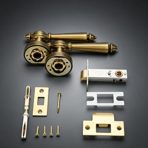 Maniglia Classica Vintage in Ottone Massiccio per Porta Interna con Leva Scanalata e Serratura a Mortasa con Chiave - Ferramenta di Alta Gamma per Progetti - Product Image 4