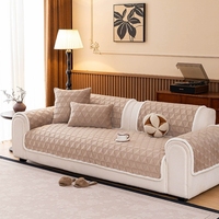 Housse de canapé de luxe en peluche super douce pour l'hiver, avec broderie matelassée et bordure en fourrure, protection chaude pour canapé de salon à domicile