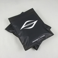 Sacs en plastique noir mat personnalisés pour l'emballage des vêtements, sacs givrés noirs pour vêtements avec face transparente