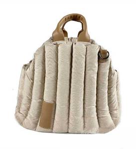 À la mode Portable grande capacité respirant <span class=keywords><strong>chat</strong></span> chien <span class=keywords><strong>sac</strong></span> de transport <span class=keywords><strong>sac</strong></span> à bandoulière <span class=keywords><strong>pour</strong></span> animaux de compagnie <span class=keywords><strong>sac</strong></span> doux et confortable à <span class=keywords><strong>transporter</strong></span> - Product Image 5