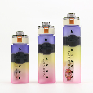 <span class=keywords><strong>2023</strong></span> logotipo personalizado reutilizable 550/720/900ml gimnasio deportes botella de agua con paja escarcha colorido plástico cuadrado para viajes - Product Image 3