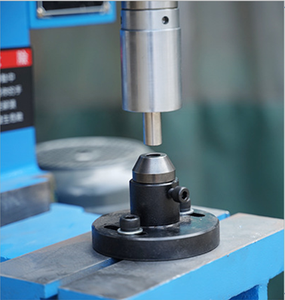 Machine d'insertion de roulement combinée avec une riveteuse à puissance mécanique et une machine équipée d'une pompe Riveteuse hydraulique - Product Image 2