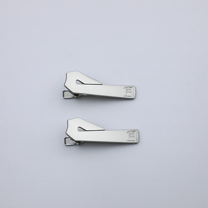 Pince à cravate haut de gamme personnalisée en alliage de zinc avec finition mate, accessoire de costume pour homme, cadeau d'affaires - Product Image 2
