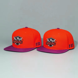 Casquette de baseball unisexe à visière plate, bicolore orange et violet, en jersey 100 % polyester, avec boucle réglable en cuivre doré, style streetwear, vente en gros - Product Image 1