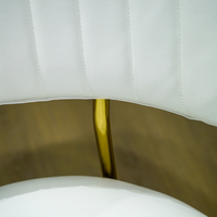 Fauteuil de salle à manger portable de luxe en métal doré, moderne et rembourré blanc, idéal pour hôtels, mariages, événements, locations, salons et appartements
