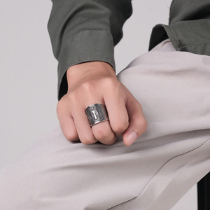 Anillo retro de San Benito para hombre, amuleto sagrado de exorcismo, anillo imponente con cruz de San Benito, de acero de titanio. - Product Image 3