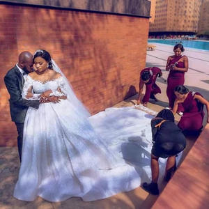 Robes de mariée personnalisées à encolure dégagée avec appliques en dentelle, traîne balayante, manches longues, pour cérémonies en extérieur, Robe De Mariée, Robes de mariée formelles - Product Image 4